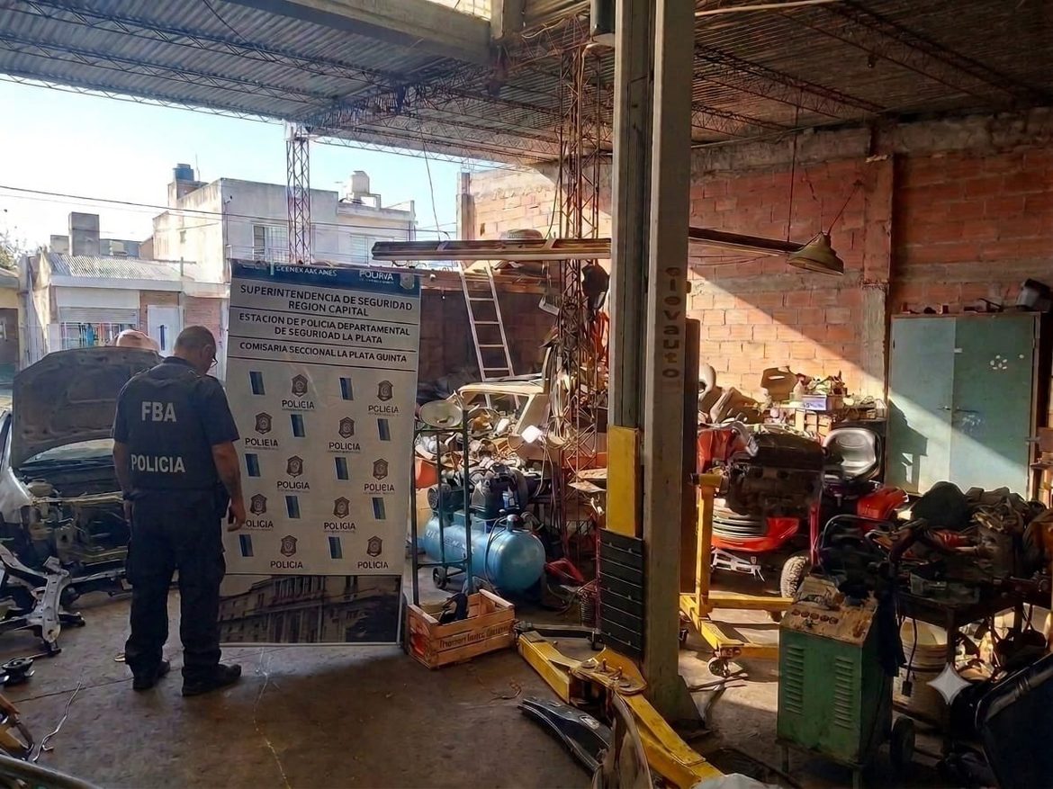 Clausuraron un taller en La Plata y secuestraron numerosas autopartes