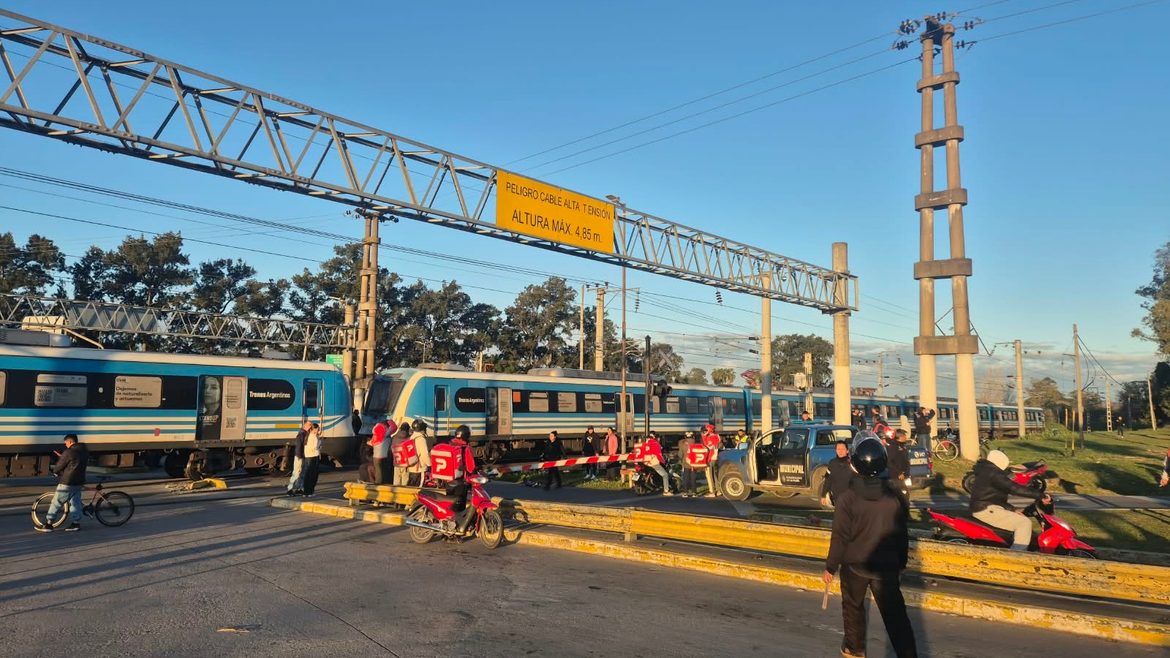 City Bell: un motociclista murió embestido por el tren tras intentar cruzar con la barrera baja