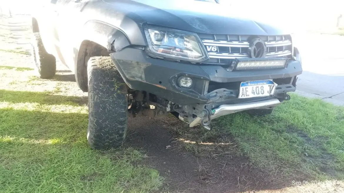 San Carlos: chocaron una Amarok contra un comercio y escaparon a pie