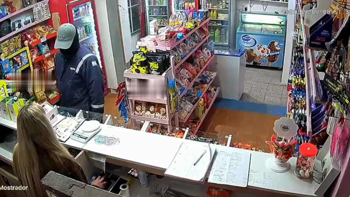 Entró a robar a un kiosco con un cuchillo «aunque sea 100 mil pesos» y la empleada lo enfrentó con gas pimienta