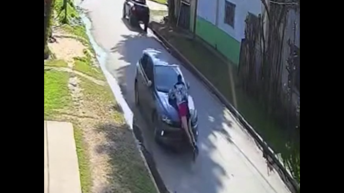 Video: un policía repelió un asalto a tiros, murió uno de los atacantes y otro escapó sobre el capot de un auto