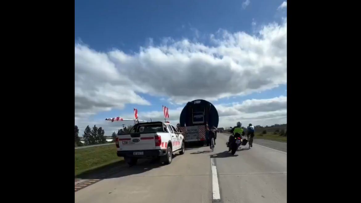 Ciclistas acusaron a un efectivo policial de realizar una maniobra peligrosa en plena ruta
