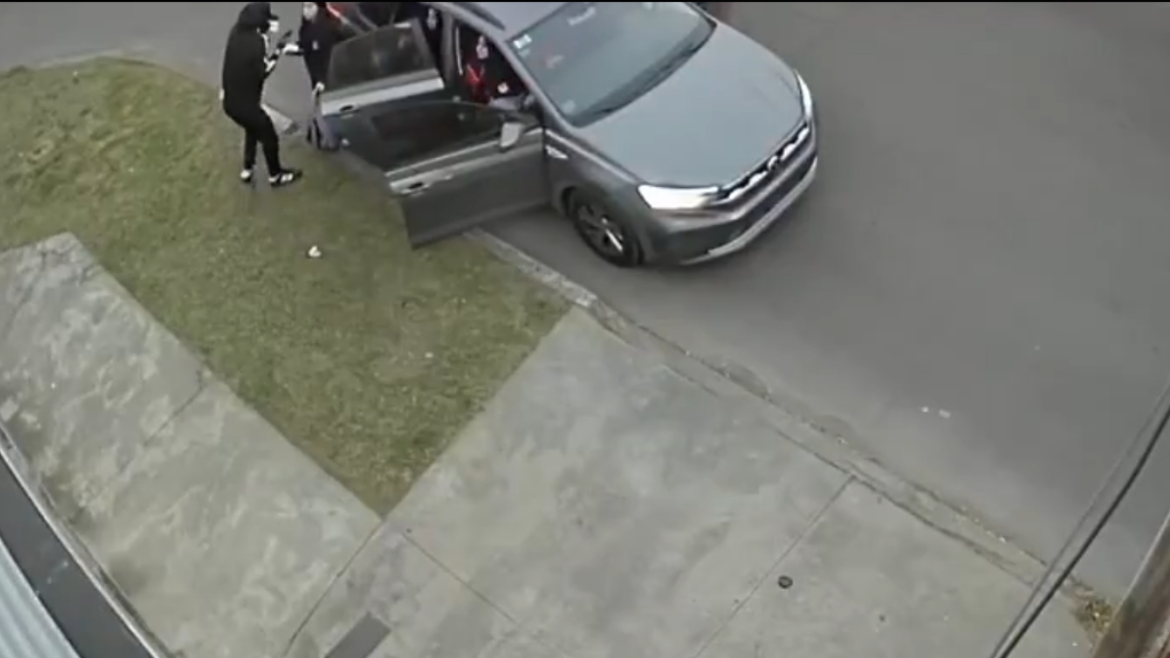 VIDEOS: Tras el primer intento de robo fallido,  robaron un auto le apuntaron a una menor a la cabeza