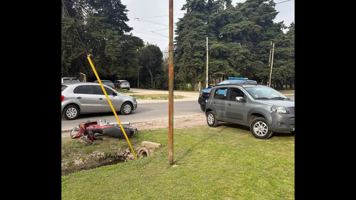 San Carlos: dos presuntos delincuentes terminaron hospitalizados después de chocar en moto contra un auto
