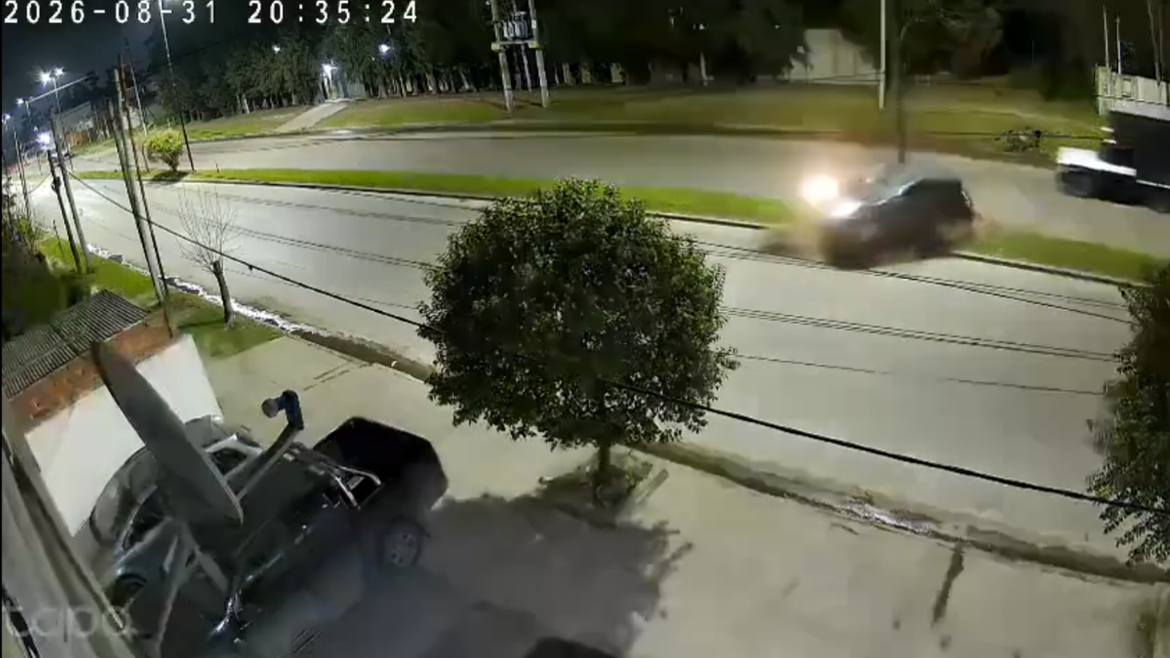 Un auto chocó contra un poste y crece el reclamo por el exceso de velocidad