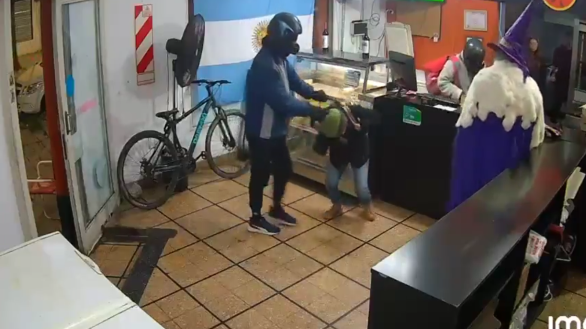 La Plata: allanaron una vivienda, recuperaron una moto vinculada a un asalto y detuvieron a una mujer
