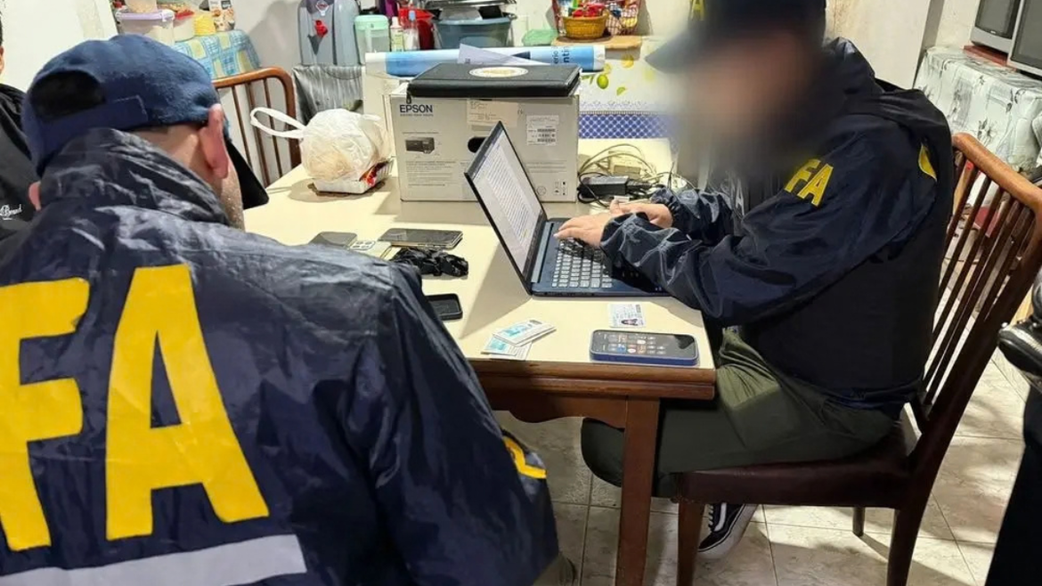 Menor planeaba un ataque en su escuela y lo habló con ChatGPT: intervino el FBI y allanaron su casa en Quilmes