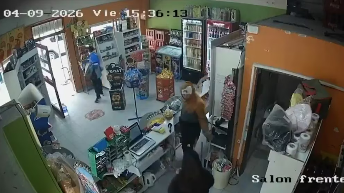 Insólito robo en un kiosco: encerró a la empleada y terminó atendiendo a una clienta