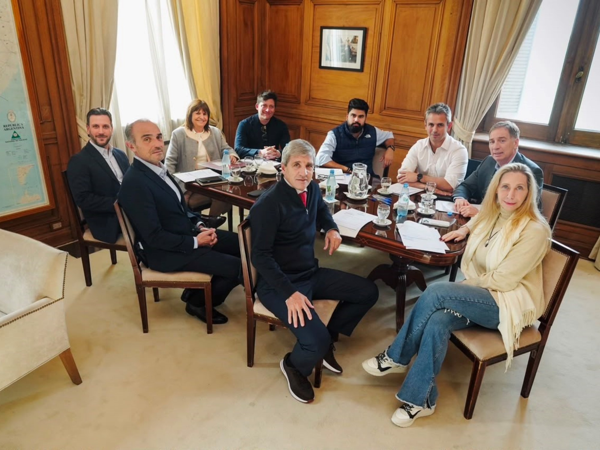 La mesa política de Milei se reúne por la agenda legislativa y Malvinas antes del viaje a Francia