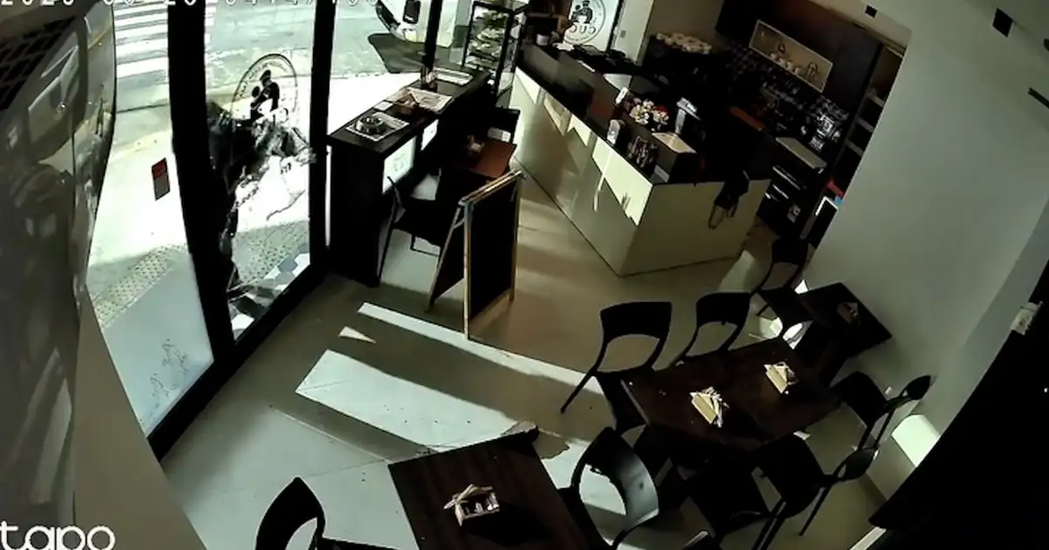 Insólito robo: destrozó a cabezazos la puerta de un café y escapó con la caja registradora