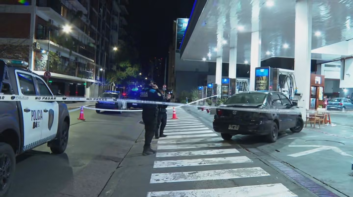 Discutió con un playero, volvió armado y apuñaló a dos hombres que intentaron intervenir