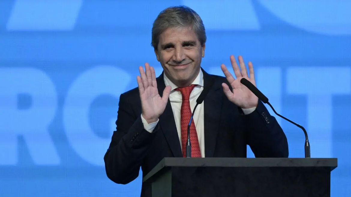 Caputo reconoció que la reconversión económica dejará sectores con más dificultades