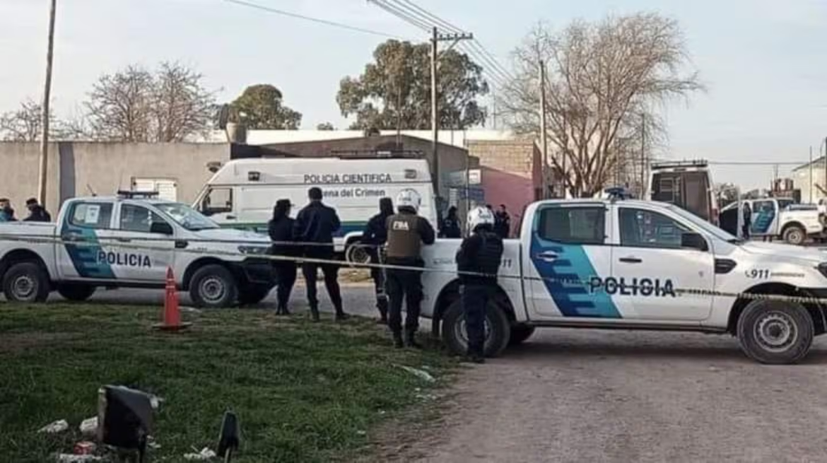 Asesinaron a tiros a un joven de 22 años dentro de un auto, delante de su novia y buscan a tres hombres