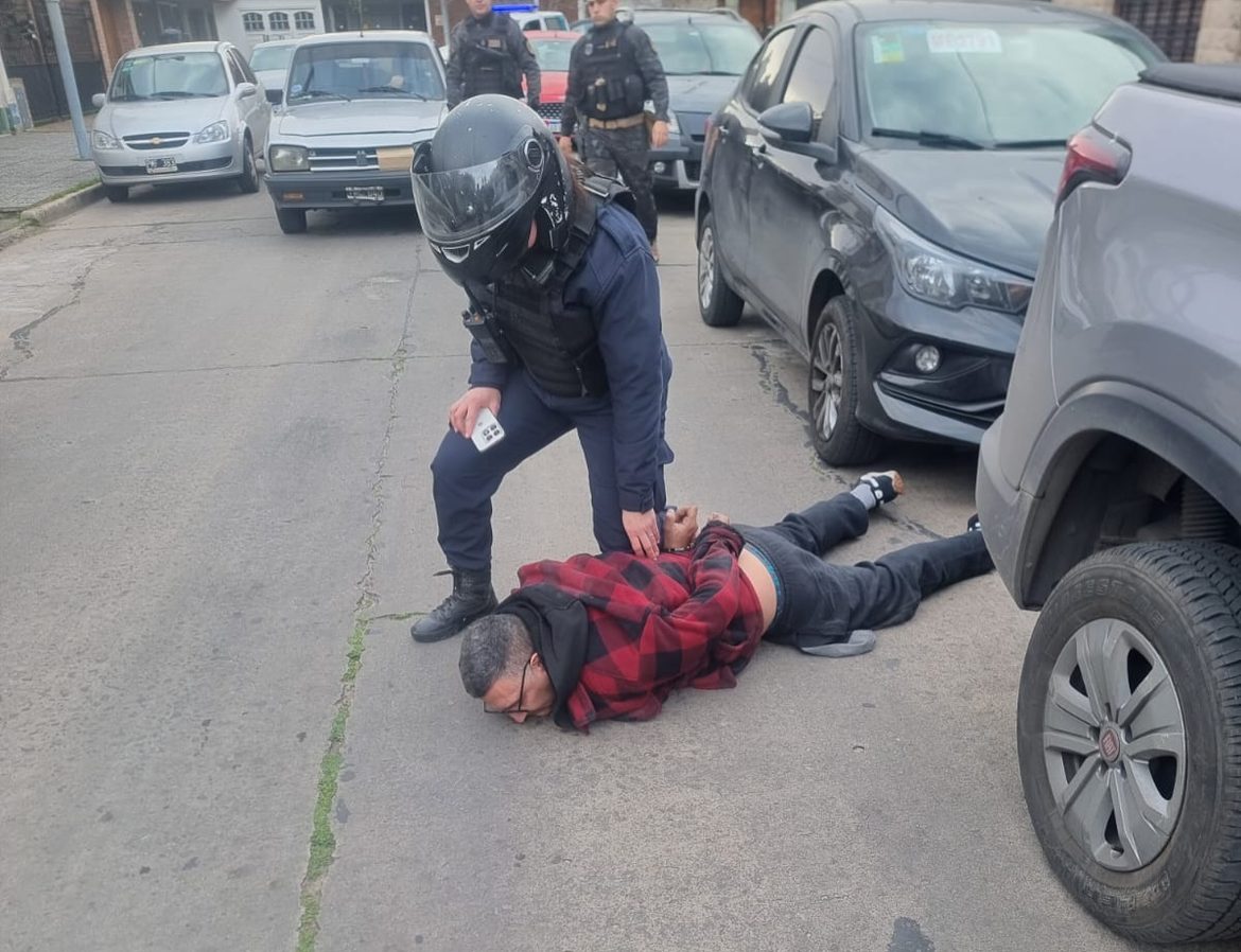 Intento robarse una Fiat Fiorino, el dueño lo descubrió adentro y terminó detenido
