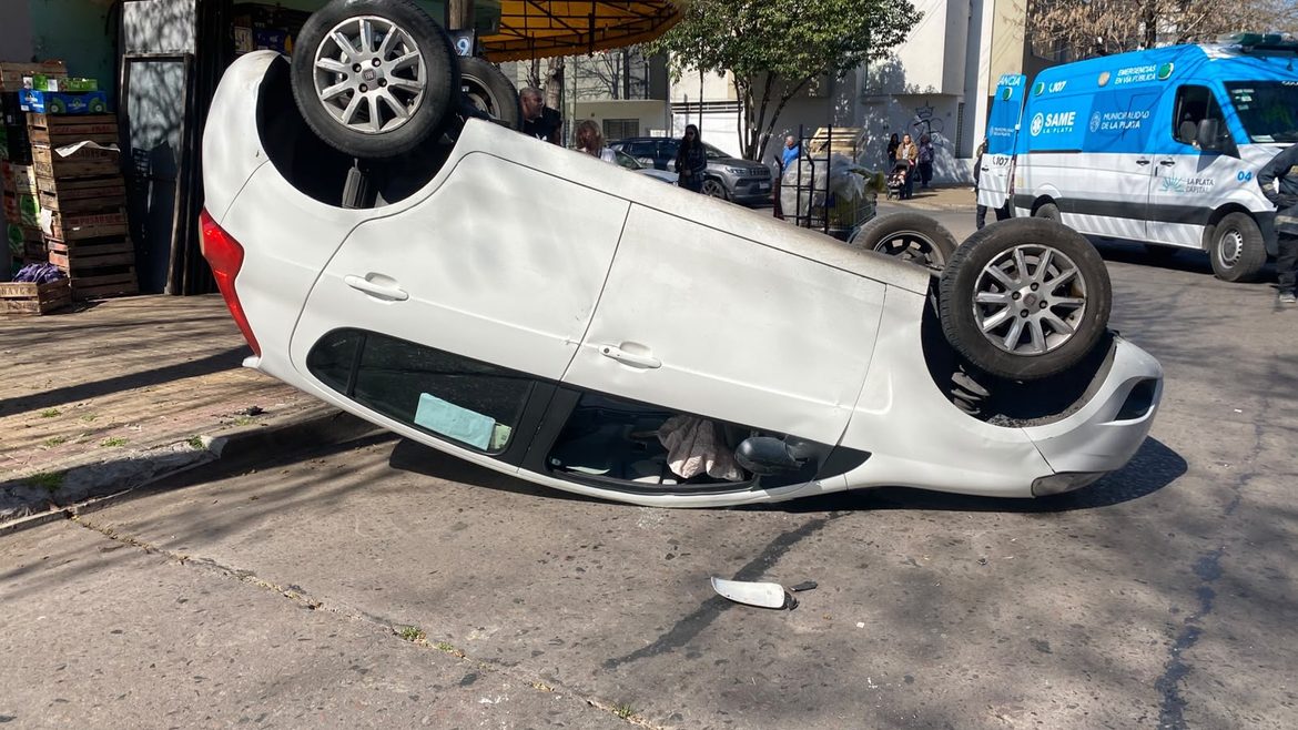 Barrio Norte: un hombre de 87 años volcó con su auto y sufrió lesiones leves