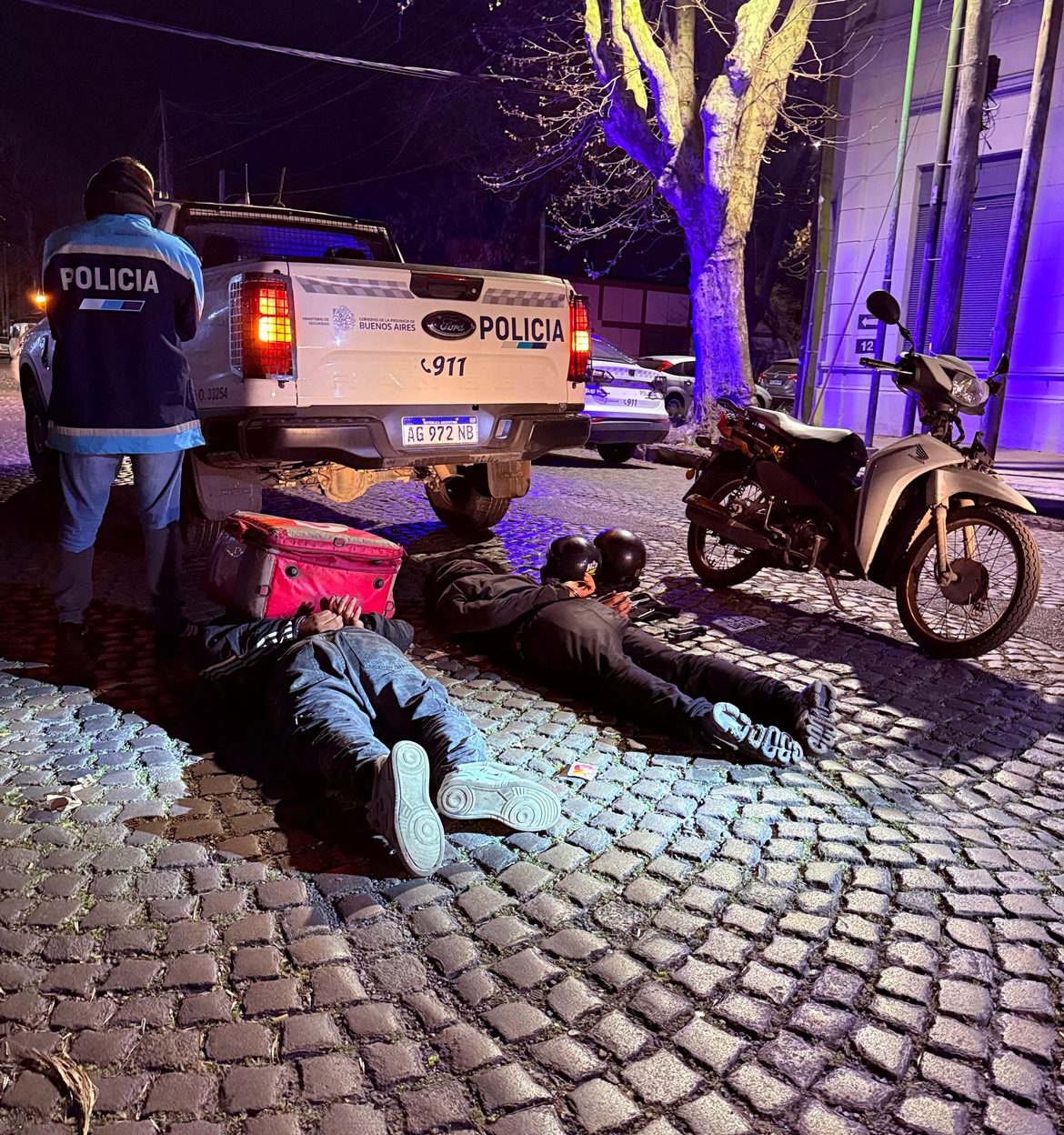 Dos jóvenes fueron atrapados tras una fuga en moto por La Plata: llevaban un arma y elementos para ocultar su identidad