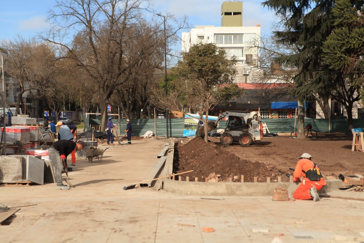Con un 87 % de ejecución, el Municipio avanza con la obra de puesta en valor de Plaza España