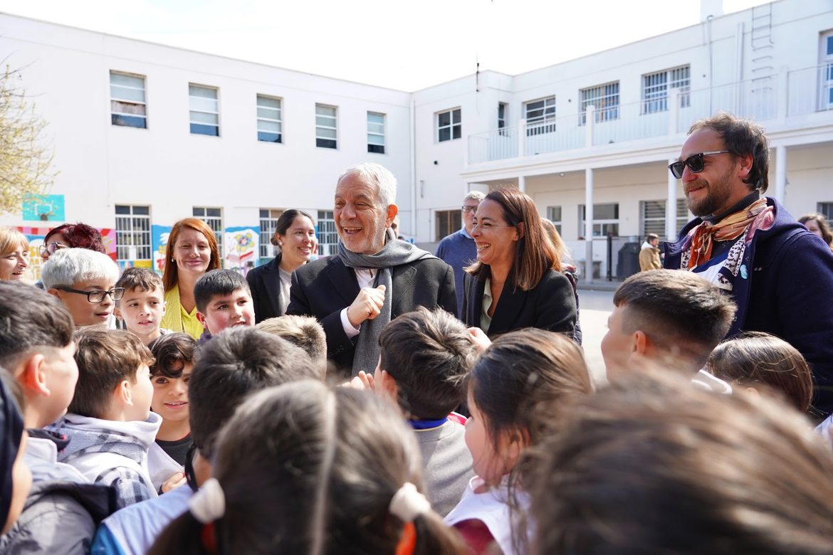 Alak recorrió obras de infraestructura en una escuela centenaria de Villa Elvira