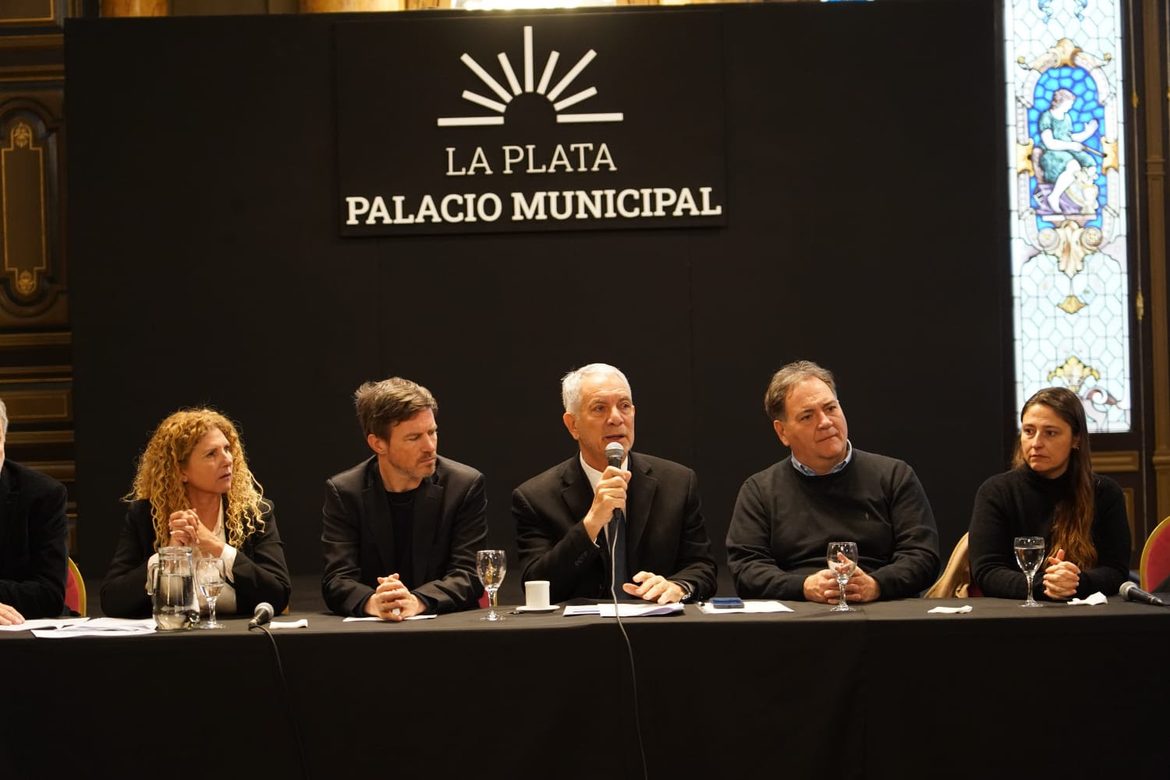 Alak presentó un plan estratégico para reactivar el Aeropuerto de La Plata