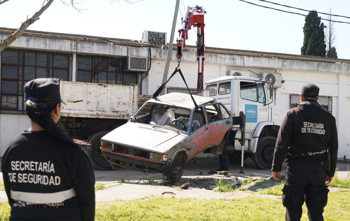 La Municipalidad retiró autos abandonados del norte, el sur y el oeste de La Plata