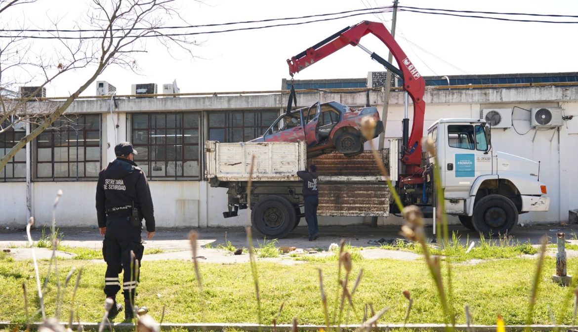 El Municipio retiró autos abandonados de Los Hornos, Tolosa, Gonnet, Romero y el casco urbano
