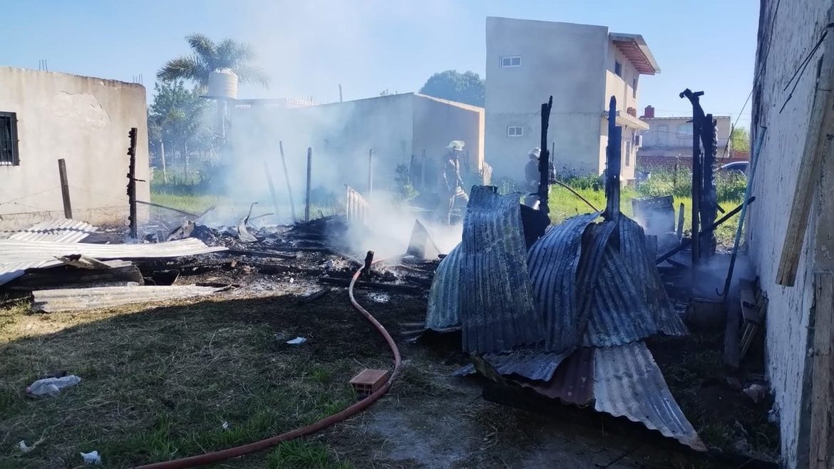 Tragedia en La Plata: un hombre de 34 años murió al incendiarse una vivienda precaria