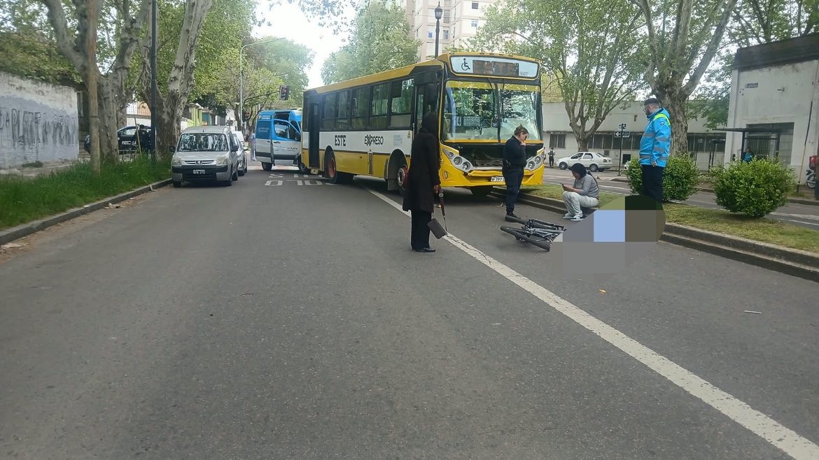 Tragedia en La Plata: un chico de 15 años murió tras ser atropellado por un micro