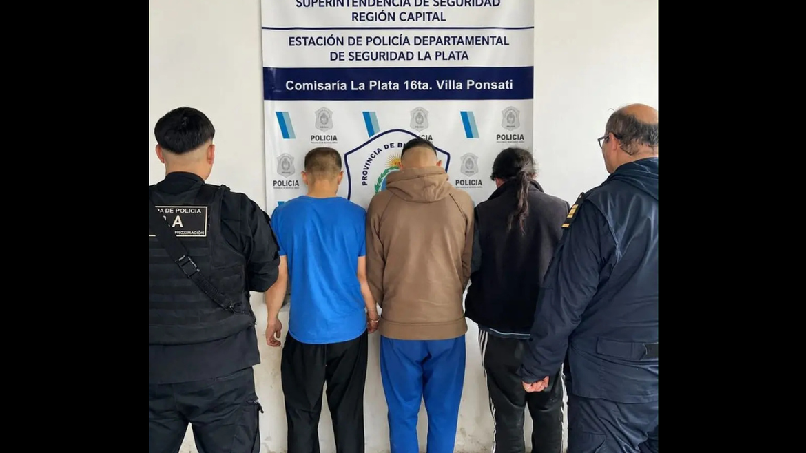 Villa Elvira: sorprendieron a tres hombres cuando cargaban objetos robados y terminaron detenidos