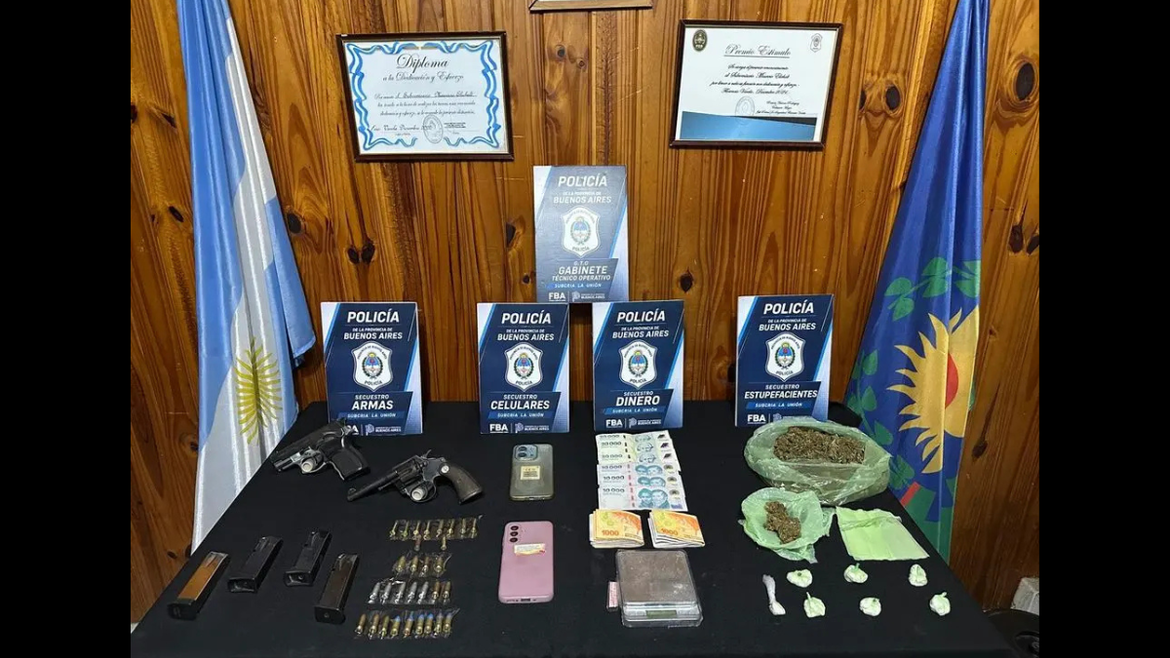 Investigaban el robo de una moto y encontraron droga, armas y dinero en dos allanamientos en La Plata