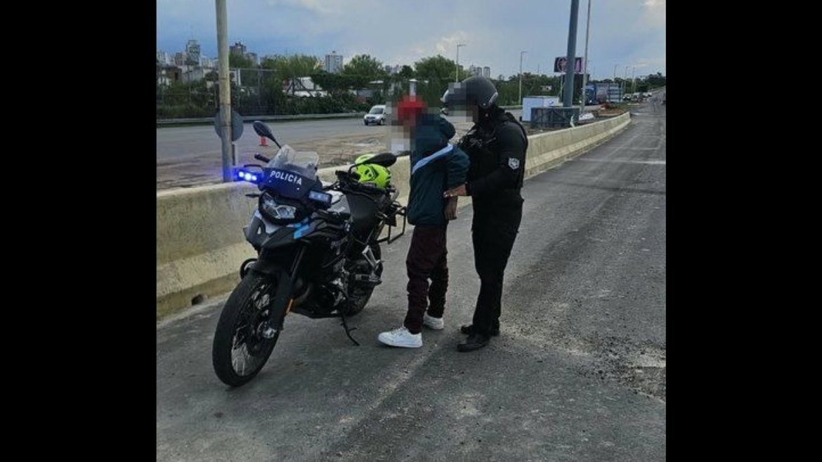 Autopista Buenos Aires-La Plata: cayó un motociclista que era buscado por un robo agravado desde 2022