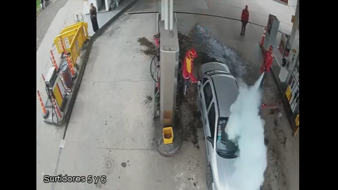 Un joven roció con nafta un auto en una estación de servicio e intentó prender fuego todo, terminó detenido