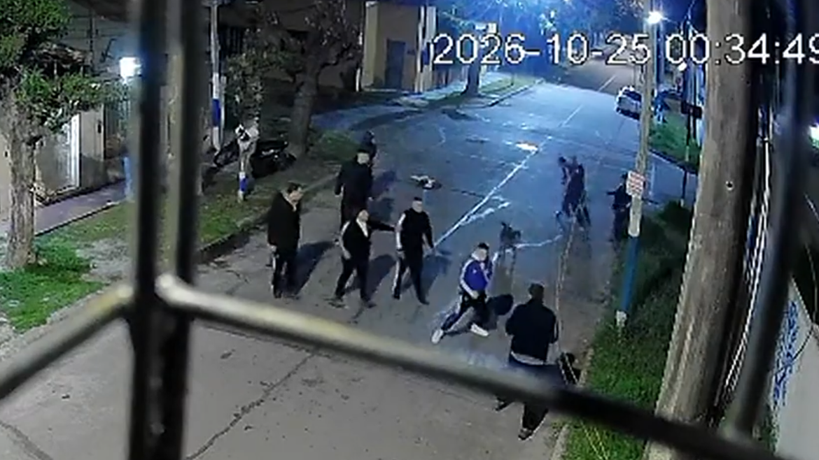 Villa Elvira: siete personas atacaron a golpes y piedrazos a un joven y lo obligaron irse del barrio