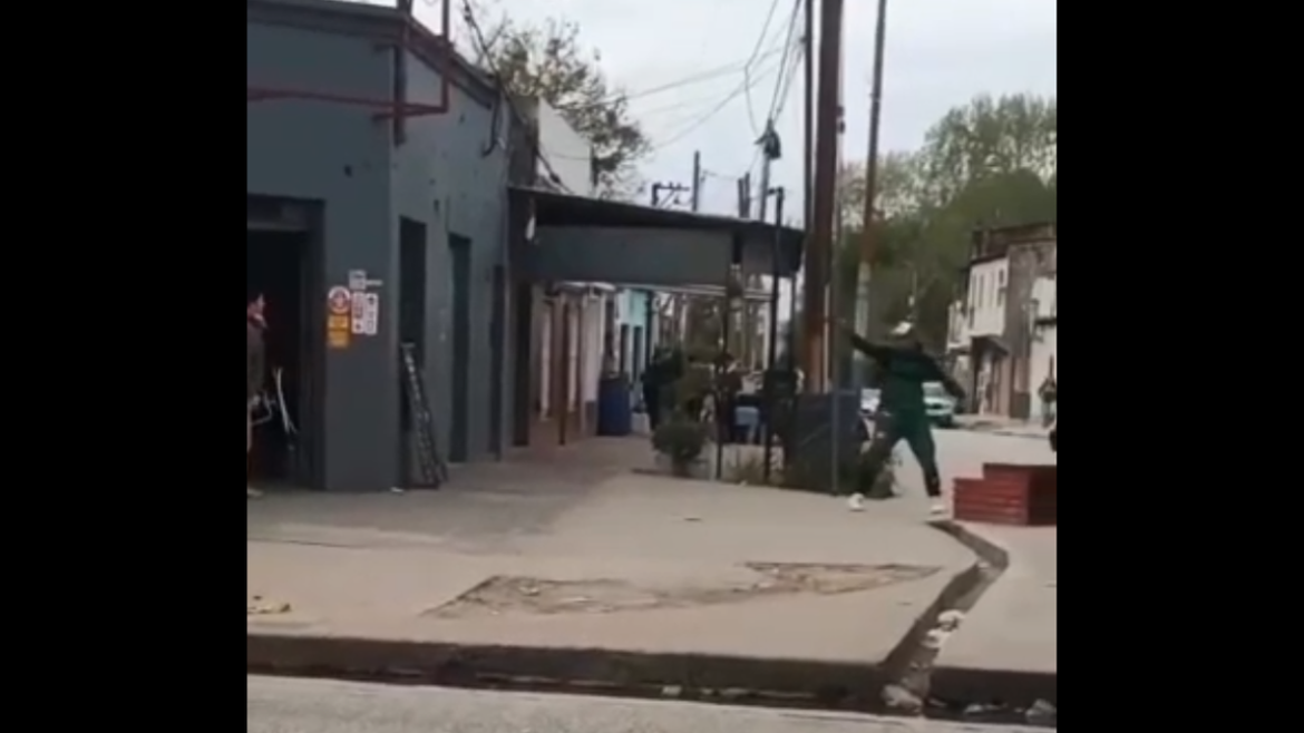 Tensión amenazas en 122 y 66 por un joven con un arma blanca frente a un comercio