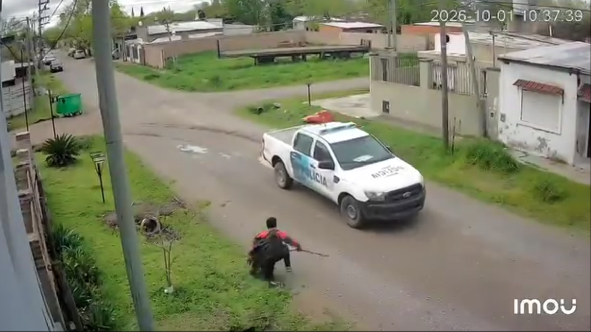 Polémica por un video que muestra como policías bonaerenses dejan escapar a un delincuente