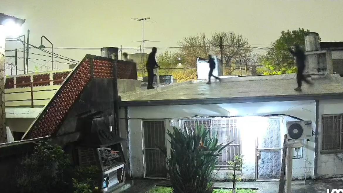 Robos de madrugada en La Loma: delincuentes fueron filmados desplazándose por los techos