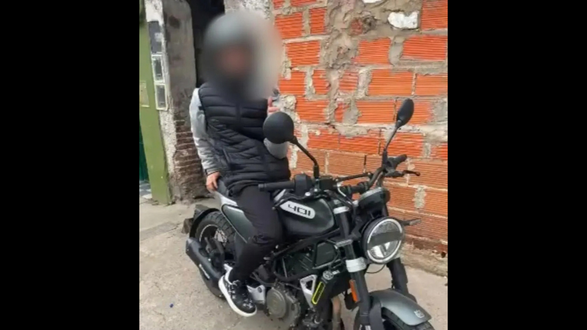 Detuvieron a un joven con pedido de captura que exhibía en TikTok las motos que robaba