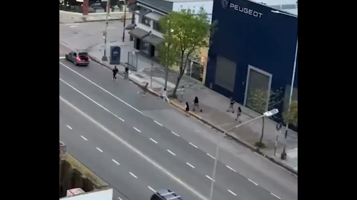 Violenta pelea a la salida de un boliche en Mar del Plata: corridas, golpes y un auto en el conflicto