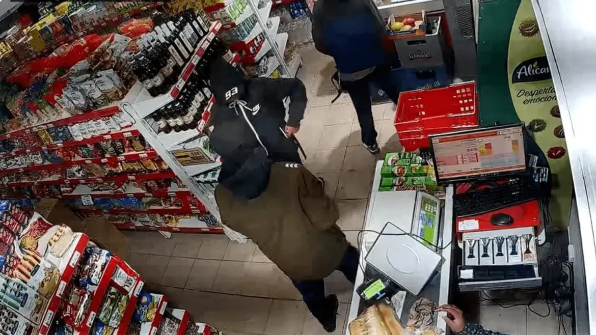 Asalto a mano armada en Los Hornos: entraron cinco ladrones, amenazaron a un chico y uno fue atrapado por vecinos