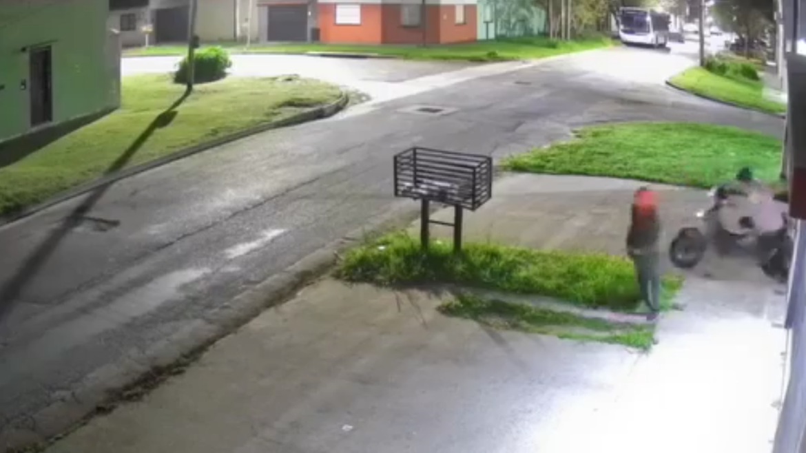 Cayó en Los Hornos un joven acusado de dispararle a un ciclista durante un robo