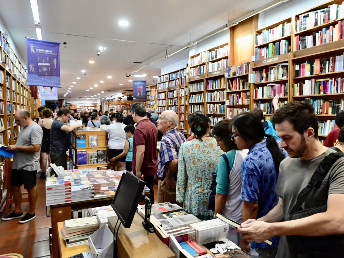 La ciudad se transforma en un gran circuito cultural en la sexta Noche de las Librerías Platenses