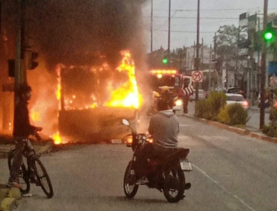 Un colectivo con 25 pasajeros se prendió fuego, afortunadamente todos pudieron escapar a tiempo