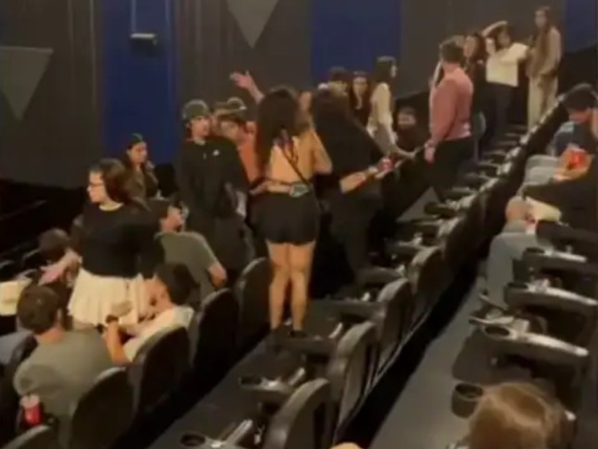 Escándalo en un cine: una pelea por un asiento terminó con gas pimienta y dos mujeres demoradas