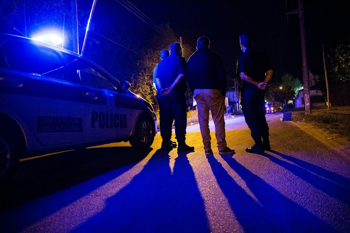 Dos expolicías fueron baleados y quedaron detenidos tras un tiroteo en Los Hornos