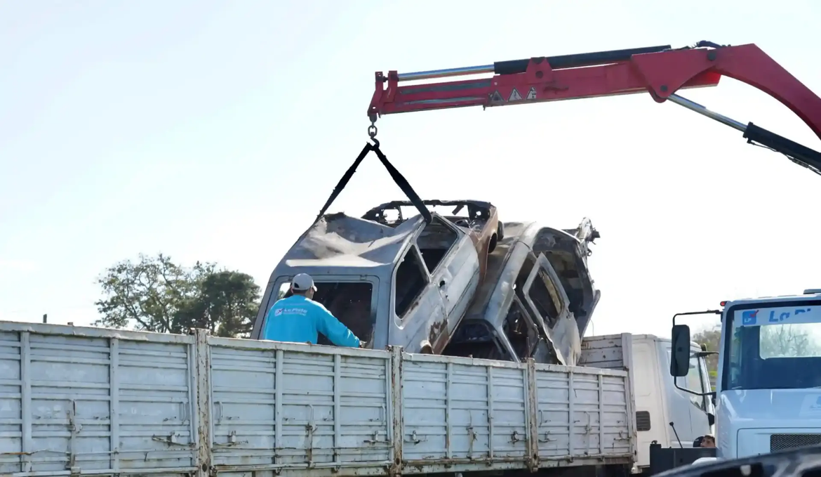 La Municipalidad retiró autos abandonados de Altos de San Lorenzo, Romero, Los Hornos y Tolosa