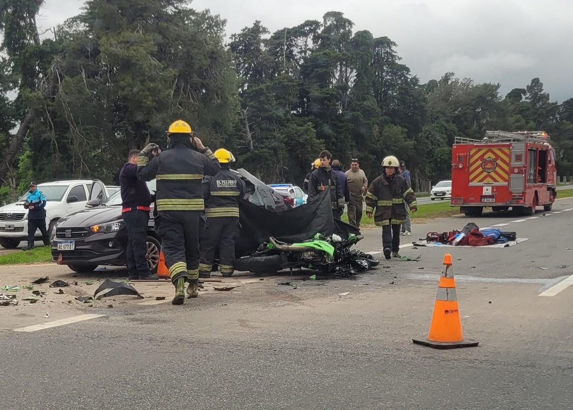 Conmoción en Ruta 2: dos muertos tras un violento choque entre un auto y una moto