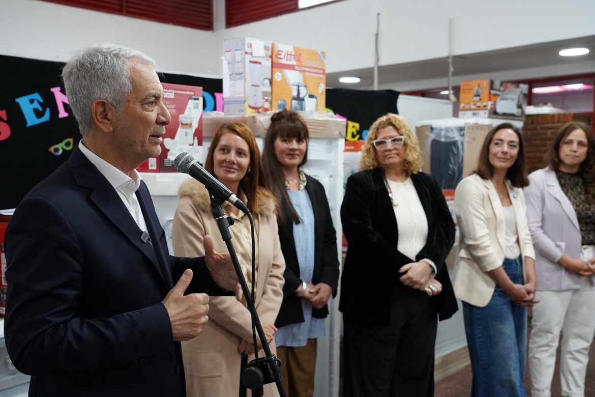 Alak entregó insumos y equipamiento de cocina a 32 instituciones escolares que brindan el SAE