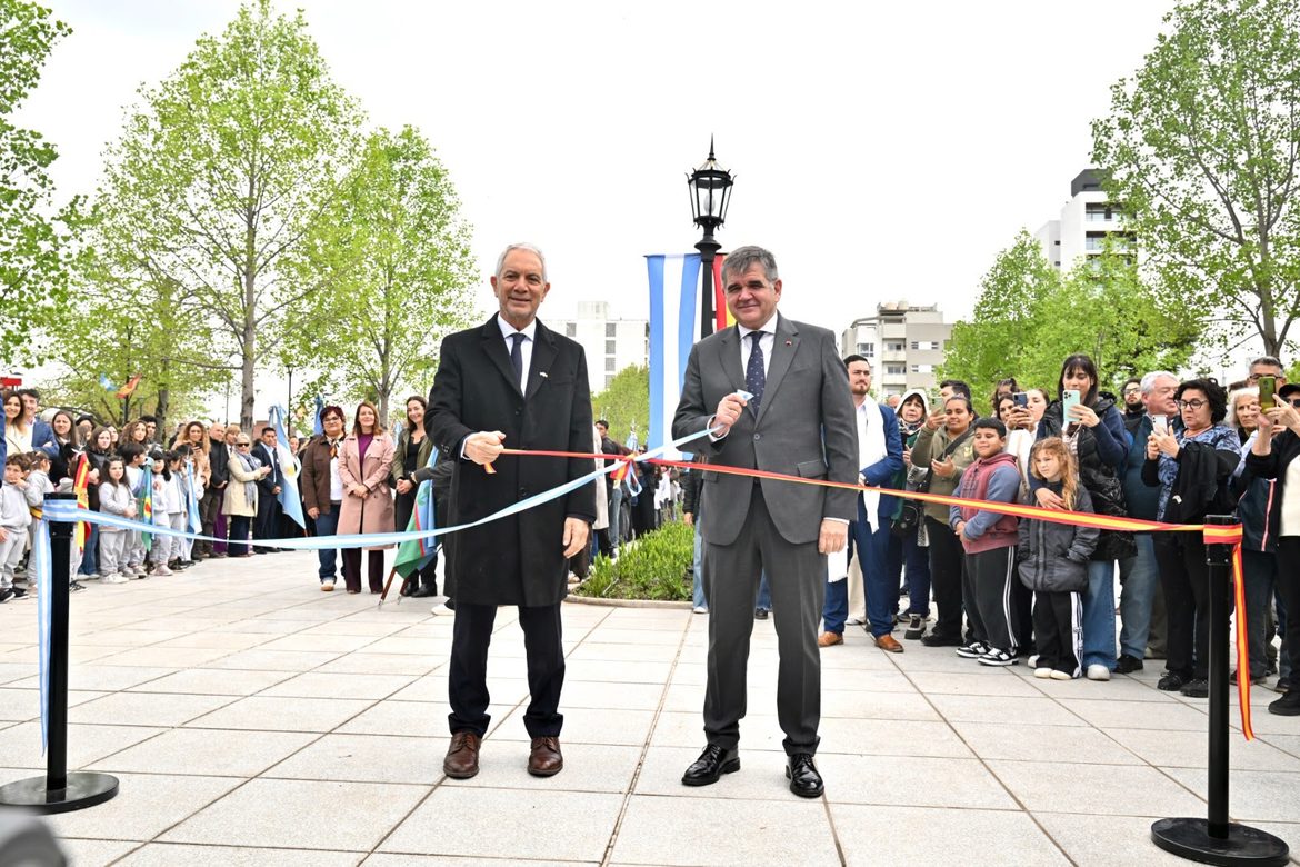 Alak inauguró la nueva Plaza España