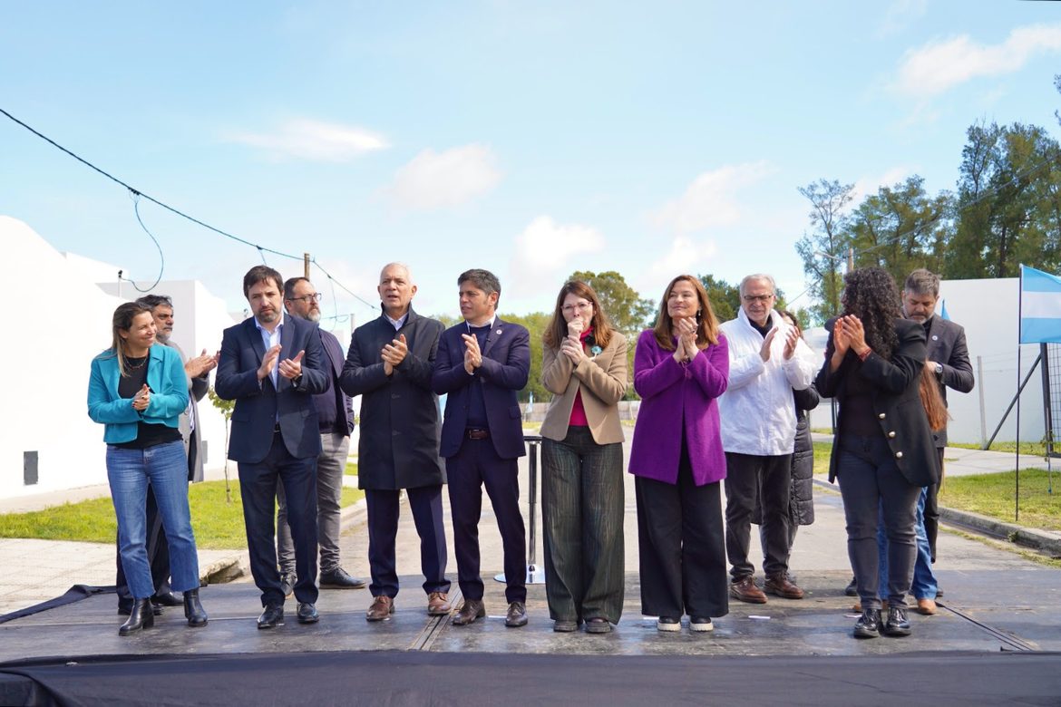 Alak y Kicillof entregaron 175 nuevas viviendas en Melchor Romero