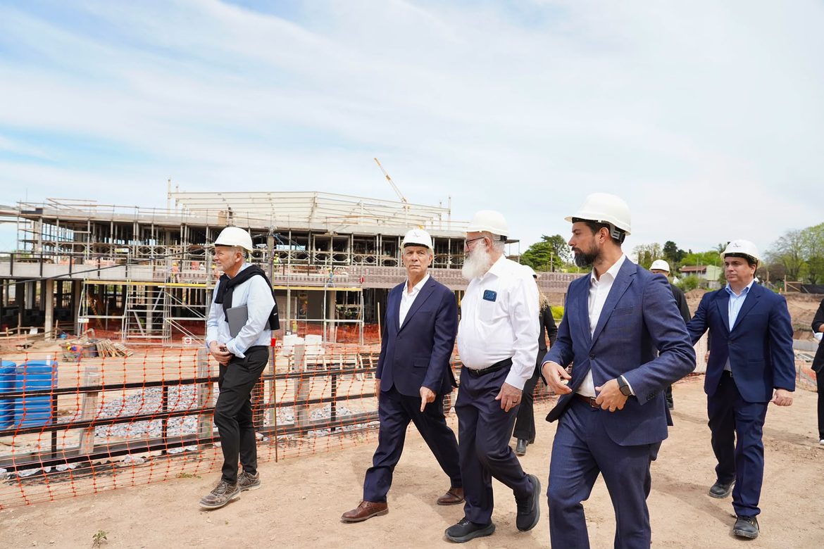Alak recorrió los avances del nuevo centro comercial que jerarquiza a la Región Capital